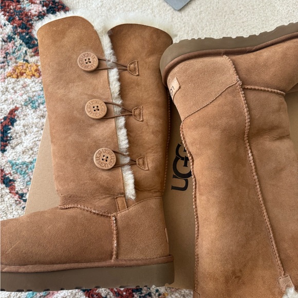 NWB WOMEN’S UGG BAILEY BUTTON TRIPLET II TALL BOOTS SIZE 11 - Picture 7 of 9